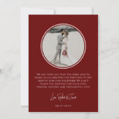 Modern Monogram Donkerrood 2-foto bruiloft Bedankkaart (Achterkant)