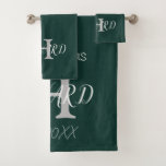 Modern Monogram Emerald Green White Wedding Bad Handdoek<br><div class="desc">Speciaal stijlvol,  modern Emerald green en wit monogram met bruid en bruidegom achternaam en initiaal. Emerald Green-handdoeken. Ideaal geschenk voor newlyweds,  en huis samen. U kunt het met familienamen,  brief initiaal en jaar aanpassen.</div>