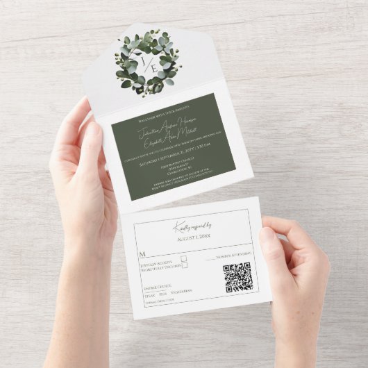 Modern Monogram Eucalyptus Krans Trouwen | Wit All In One Uitnodiging (Afscheurbaar)