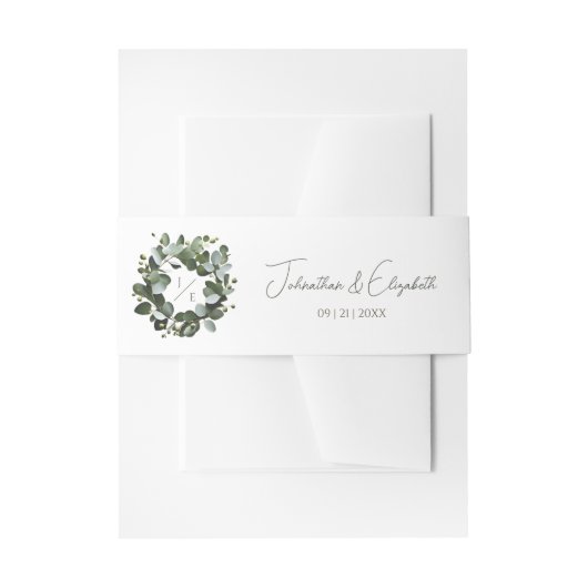 Modern Monogram Eucalyptus Krans Trouwen | Wit Uitnodigingen Wikkel (Voorkant Voorbeeld)