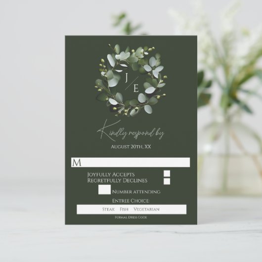 Modern monogram eucalyptuskrans | Dark Green RSVP Kaartje (Staand voorkant)