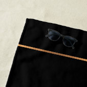 Modern monogram gepersonaliseerd zwart goud elegan strandlaken (In situ)