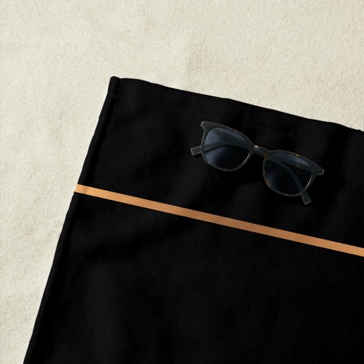 Modern monogram gepersonaliseerd zwart goud elegan strandlaken (In situ)