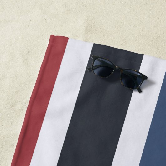 Modern Monogram Gestreept Zwart Wit Blauw Rood Strandlaken (In situ)