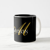 Modern Monogram Goud Zwart Wit Script Naam Tweekleurige Koffiemok (Voorkant rechts)