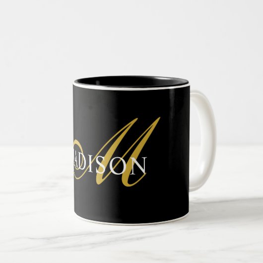 Modern Monogram Goud Zwart Wit Script Naam Tweekleurige Koffiemok (Voorkant rechts)