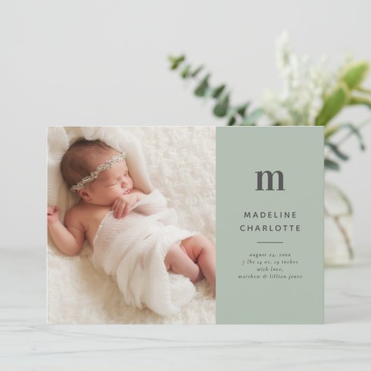 Modern Monogram Groene Foto Geboortedatum Aankondiging (Staand voorkant)