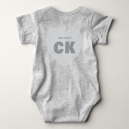 Modern Monogram Hart Pasgeboren Grijs Outfit Custo Romper (Achterkant)