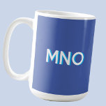 Modern Monogram Initiaal Drop Shadow Blue Koffiemok<br><div class="desc">Modern minimalistisch monogram initiaal ontwerp dat kan worden gewijzigd om te personaliseren. Wit op een diepblauwe achtergrond met een turquoise 3D-effect slagschaduw.</div>