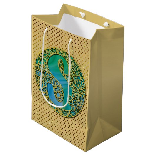 Modern Monogram Initiaal Gouden Letter en Turquois Medium Cadeauzakje (Voorkant Gekanteld)