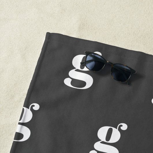 Modern Monogram Initiaal Letter Black White Patter Strandlaken (In situ)