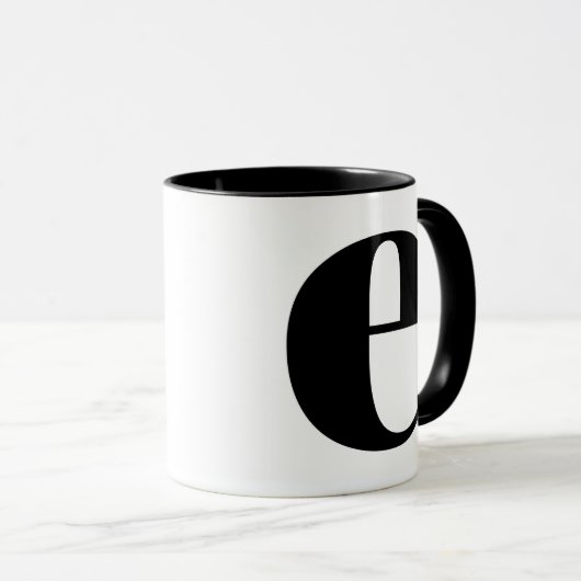 Modern Monogram Initiaal Letter E Black en White Mok (Voorkant rechts)