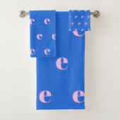 Modern Monogram Initiaal Letter helderblauw roze Bad Handdoek (Insitu)