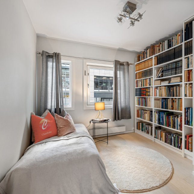 Modern Monogram Initiaal Letter oranje Sierkussen (Creator heeft geüpload)