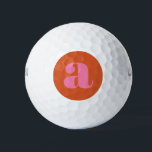 Modern Monogram Initiaal Letter roze en Oranje Golfballen<br><div class="desc">Voeg een pop kleur toe aan uw spel met dit stijlvolle, moderne monogram-ontwerp met een gedurfd initiaal in levendig roze en sinaasappel. Het heldere monogram valt op tegen het strakke ontwerp, waardoor deze golfballen perfect zijn voor spelers die van een subtiele maar stijlvolle touch houden. Ideaal voor golfers op zoek...</div>