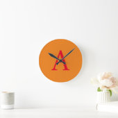 Modern Monogram Initiaal Letter Trendy Oranje Red Ronde Klok (Huis)