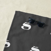 Modern Monogram Initiaal Letter Zwart Wit Patroon Strandlaken (In situ)