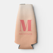 Modern Monogram Initiaal Naam Perzik Gradiënt Flesjeskoeler (Voorkant)