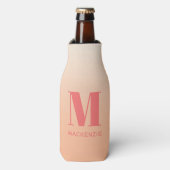 Modern Monogram Initiaal Naam Perzik Gradiënt Flesjeskoeler (Fles Voorkant)