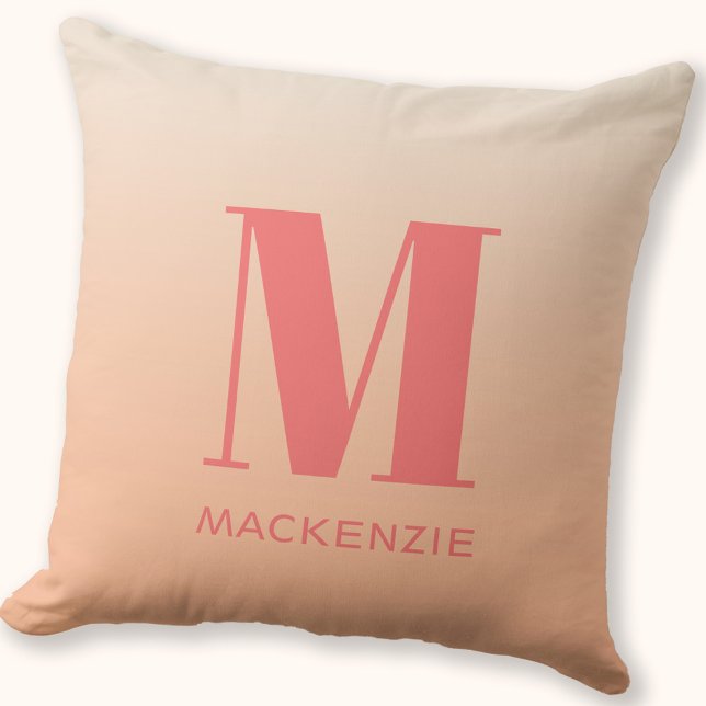 Modern Monogram Initiaal Naam Perzik Gradiënt Kussen (Monogram initial name personalized peach gradient throw pillow )