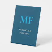 Modern Monogram Initiaal Plain Sky & Ocean Blue Reclamebord Met Voetstuk (Voorkant)