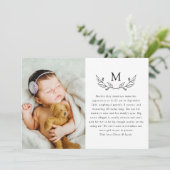 Modern Monogram Laurel Foto Birth Aankondiging (Staand voorkant)