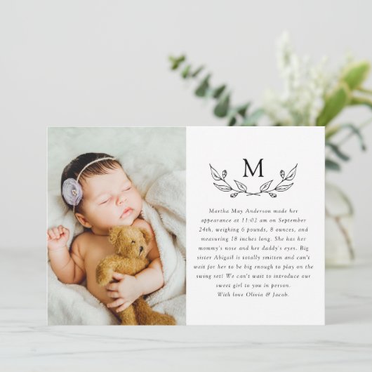 Modern Monogram Laurel Foto Birth Aankondiging (Staand voorkant)