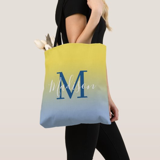 Modern Monogram Naam Geel tot Lichtblauw Gradiënt Tote Bag (Dichtbij)