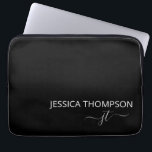 Modern monogram naam stijlvol zwart wit laptop sleeve<br><div class="desc">Gepersonaliseerd monogrammed scriptnaam en initialen modern en schattig,  klein zwart-wit Voeg uw Names-laptophoes toe,  op maat gemaakt en perfect voor de kantoor of school.</div>
