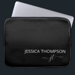 Modern monogram naam stijlvol zwart wit laptop sleeve<br><div class="desc">Gepersonaliseerd monogrammed scriptnaam en initialen modern en schattig,  klein zwart-wit Voeg uw Names-laptophoes toe,  op maat gemaakt en perfect voor de kantoor of school.</div>