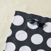 Modern Monogram Navy Blauw en Wit Stippenpatroon  Strandlaken (In situ)