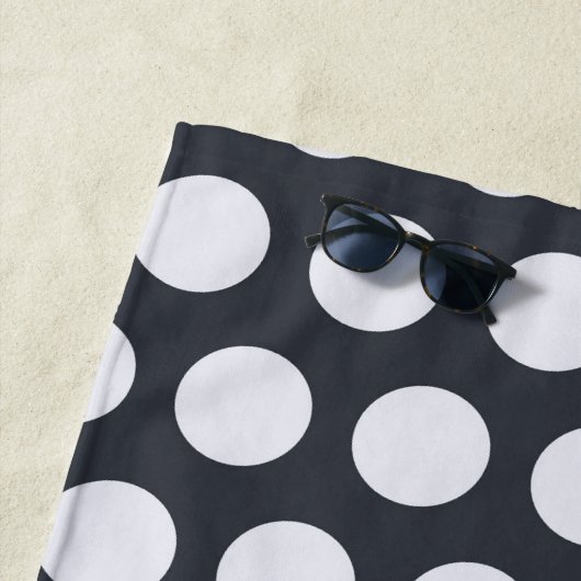 Modern Monogram Navy Blauwe en Witte Stippen  Strandlaken (In situ)