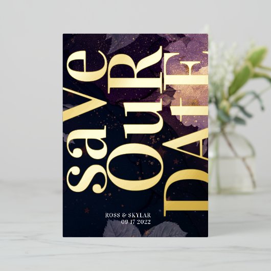 Modern Monogram Paarse Vall Wedding Folie Uitnodiging (Staand Voorkant)