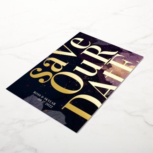 Modern Monogram Paarse Vall Wedding Folie Uitnodiging (Gedraaid)