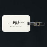 Modern monogram penseelscript zwart, stijlvol bagagelabel<br><div class="desc">Chic en stijlvol,  dit moderne monogram bagagelabel in ivoor en zwart is een verfijnd minimalistisch ontwerp dat je monogram combineert met een penseelscript met flourishes langs elegante serif typografie.</div>