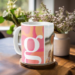 Modern monogram - Retro Organic Curves - Foto Koffiemok<br><div class="desc">Een modern design met organische rondingen in de tinten roze, koraal en tangerine. Personaliseer deze koffie mok met een monogram en foto. Als klap op de vuurpijl voegt u een foto toe om een geweldig cadeau te maken. Als u de afbeeldingen of monogrammen wilt aanpassen, klikt u op het gereedschap...</div>