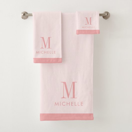 Modern monogram Roos roze op blush roze Bad Handdoek (Insitu)