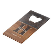 Modern Monogram Rustic Wood Tone Brown Creditkaart Flessenopener (Voorkant Gekanteld)