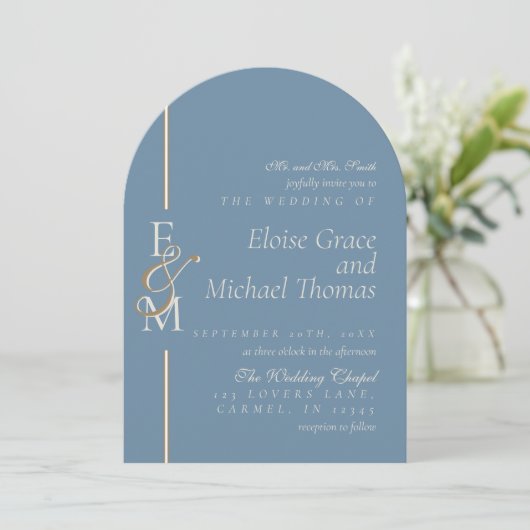 Modern Monogram Script Dusty Blue Arch Wedding Kaart (Staand voorkant)