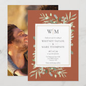 Modern Monogram Terracotta Greenery Foto Wedding Kaart (Voorkant / Achterkant)