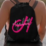 Modern Monogram Trekkoord Rugzakje<br><div class="desc">Deze vrouwelijke en lichtgewicht trekkoordtas heeft een hete roze monogram initiaal en je voornaam in het wit op een zwarte achtergrond. Plezier voor jezelf of als cadeau. (Fantastisch voor winkeluitstapjes!) BIJPASSENDE items in onze winkel.</div>