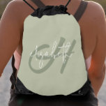 Modern Monogram Trekkoord Rugzakje<br><div class="desc">Deze vrouwelijke en lichtgewicht trekkoordtas heeft een groen monogram initiaal en je voornaam in het wit op een wijze groene achtergrond. Plezier voor jezelf of als cadeau. (Fantastisch voor winkeluitstapjes!)</div>