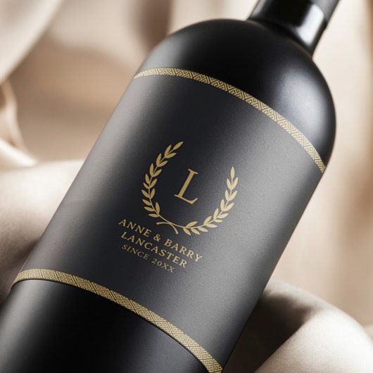 Modern Monogram Zwart & Goud Familienaam Bruiloft Wijn Etiket
