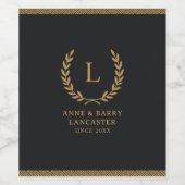 Modern Monogram Zwart & Goud Familienaam Bruiloft Wijn Etiket (Enkel label)