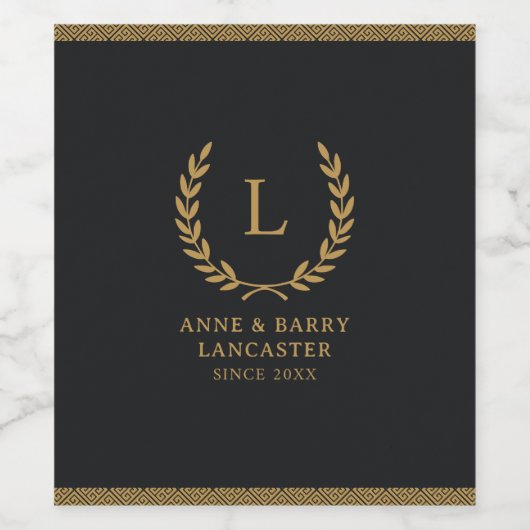 Modern Monogram Zwart & Goud Familienaam Bruiloft Wijn Etiket (Enkel label)