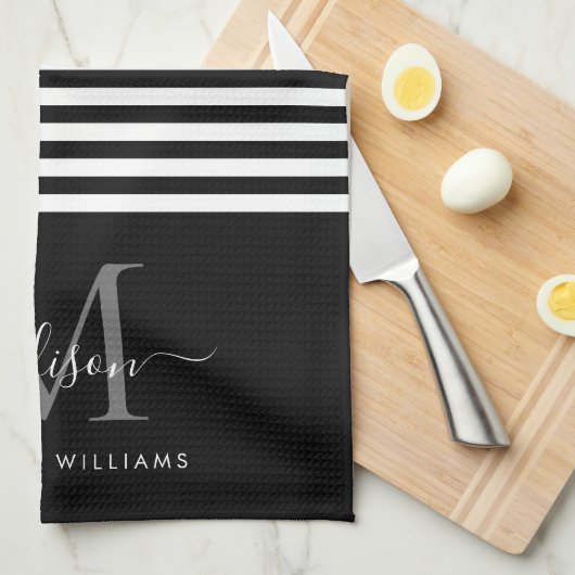 Modern Monogram Zwart Wit Stripes Script Naam Theedoek (Quarter Fold)
