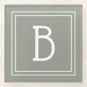 Modern Monogrammed Soft Evergreen & White Initiaal Glazen Onderzetter (Voorkant)