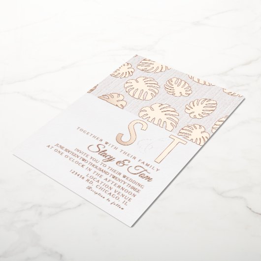 Modern Monstera Leaf Wedding geperst Folie Uitnodiging (Gedraaid)