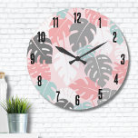 Modern Monstera Tropisch Patroon Grote Klok<br><div class="desc">Deze moderne monstera bladprint,  gesierd met rustgevende roze,  blauwgroen (bijna een zeegroen),  wit en grijs,  nodigt uit tot een gevoel van rust en eigentijdse elegantie. Dit patroon dient als een stijlvolle en veelzijdige aanvulling op uw leven. Trendy Moderne Monstera Leaf Tropisch Patroon Grote Klok</div>