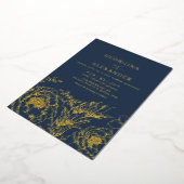 Modern Moody Navy Blue Gold Botanicals Wedding Folie Uitnodiging (Gedraaid)